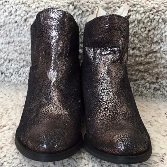 NOT Rated Women's Sagitta Faux Leather Crackled Metallic Block Heel Ankle Bootie - Picture 3 of 11